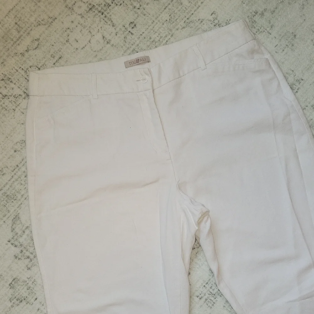 Elegant Women's White Pants - Picture 4 of 8